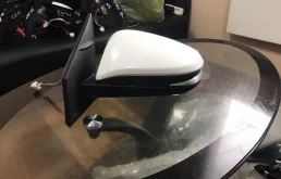 Стекла и зеркала для Toyota RAV4 2015 года на фотографиях