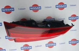 Фонарь внутренний левый для Nissan Qashqai 2018 года на фотографиях