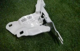 Петля капота правая для BMW X3 2010 года на фотографиях