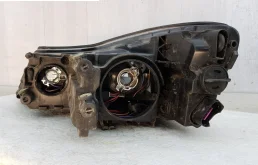 Фара ксенон левая для Skoda Octavia 2004 года на фотографиях