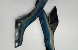 Петля капота левая для Peugeot 308 2010 года на фотографиях