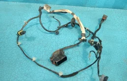 Уплотнитель передней правой двери для Opel Astra 2008 года на фотографиях