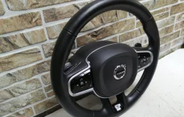 Руль для Volvo XC90 2016 года на фотографиях