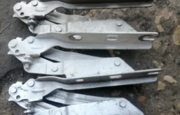 Петля капота левая для Volkswagen Jetta 2005 года на фотографиях