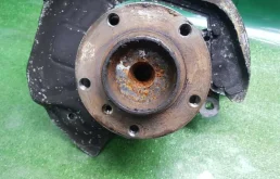 Кулак поворотный левый для BMW 5er 2000 года на фотографиях