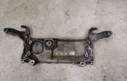 Подрамник двигателя для Volkswagen Tiguan 2010 года на фотографиях