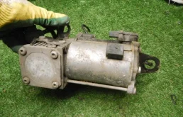 Компрессор пневмоподвески задний для Mercedes-Benz S class 2014 года на фотографиях