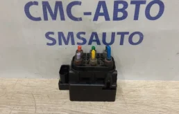 Блок клапанов пневмоподвески для Volkswagen Touareg 2011 года на фотографиях