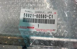 Накладка консоли АКПП (под дерево) для Toyota Land Cruiser на фотографиях