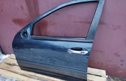 Двери для Mercedes-Benz C class 2006 года на фотографиях