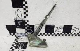 Петля капота левая для Hyundai Accent 2002 года на фотографиях