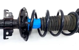 Амортизатор передний левый для Nissan Qashqai 2015 года на фотографиях