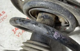 Амортизатор передний левый для Nissan Qashqai 2012 года на фотографиях