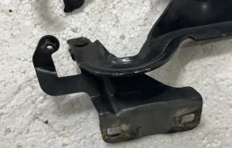 Петля капота левая для Nissan Almera 2017 года на фотографиях