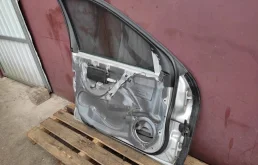 Стекла и зеркала для Mercedes-Benz C class 2004 года на фотографиях