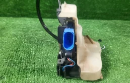 Замок передней левой двери для Skoda Octavia 2010 года на фотографиях