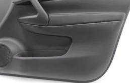 Уплотнитель передней правой двери для Nissan X-Trail 2022 года на фотографиях