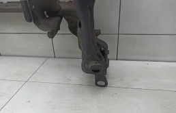 Подрамник двигателя для Audi A6 2012 года на фотографиях