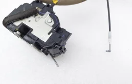 Замок передней левой двери для Nissan X-Trail 2018 года на фотографиях