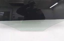 Стекло двери заднее левое для Volkswagen Polo 2020 года на фотографиях