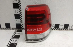 Фонарь внешний правый для Toyota Land Cruiser 2018 года на фотографиях