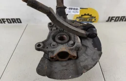 Кулак поворотный правый для Volvo XC90 2005 года на фотографиях