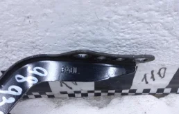 Петля капота левая для Toyota RAV4 2024 года на фотографиях