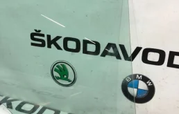 Стекло двери заднее правое для Skoda Octavia 2010 года на фотографиях