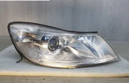 Фара ксенон левая для Skoda Octavia 2004 года на фотографиях