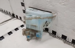 Бачок стеклоомывателя передний для Toyota Land Cruiser 2018 года на фотографиях