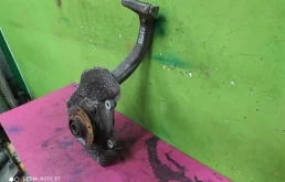 Кулак поворотный левый для Audi A6 2012 года на фотографиях