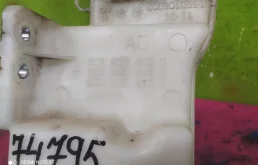 Бачок стеклоомывателя задний для Volkswagen Passat 2010 года на фотографиях