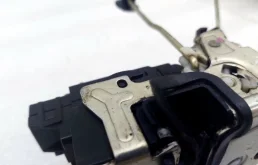 Уплотнитель передней правой двери для Renault Duster 2014 года на фотографиях