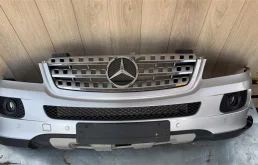 Накладка переднего бампера для Mercedes-Benz M class 2002 года на фотографиях