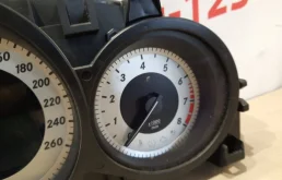 Приборная панель для Mercedes-Benz C class 2009 года на фотографиях