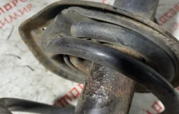 Амортизатор передний левый для Nissan Qashqai 2012 года на фотографиях