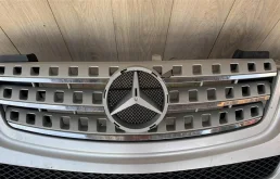 Накладка переднего бампера для Mercedes-Benz M class 2002 года на фотографиях