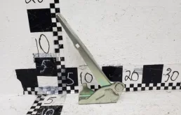 Петля капота левая для Hyundai Accent 2002 года на фотографиях