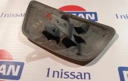 Крышка форсунки фароомывателя левая для Nissan X-Trail 2018 года на фотографиях