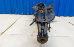 Кулак поворотный левый для Volkswagen Touareg 2010 года на фотографиях