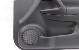 Уплотнитель передней правой двери для Nissan X-Trail 2022 года на фотографиях