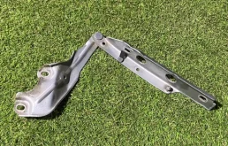 Петля капота левая для Audi A7 2011 года на фотографиях