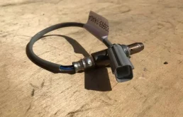 Лямбда-зонд (верхний) для Nissan X-Trail на фотографиях