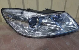 Фара ксенон левая для Skoda Octavia 2010 года на фотографиях