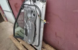 Стекла и зеркала для Mercedes-Benz C class 2004 года на фотографиях