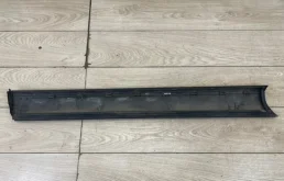 Молдинг двери передний правый для Volkswagen Touareg 2006 года на фотографиях