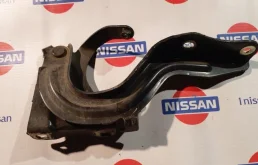 Петля капота левая для Nissan X-Trail 2021 года на фотографиях