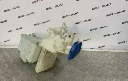 Бачок стеклоомывателя передний для Volkswagen Passat 2009 года на фотографиях