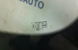 Лобовое стекло (панорамное) для Volkswagen Touareg 2013 года на фотографиях