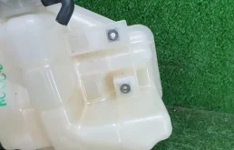 Бачок стеклоомывателя передний для Toyota Land Cruiser 2018 года на фотографиях